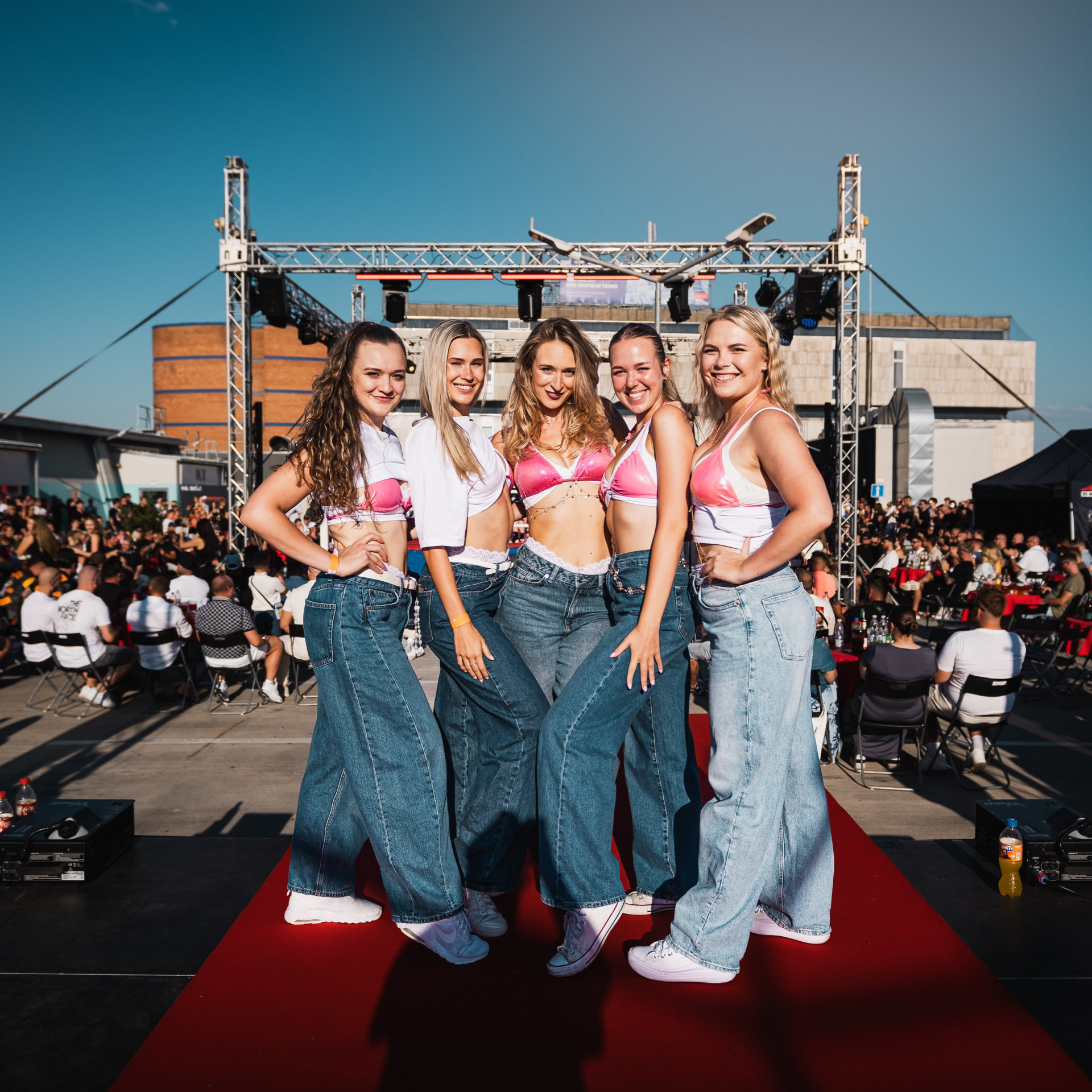 Ring girls na červeném koberci před pódiem na akci O krále Budějc