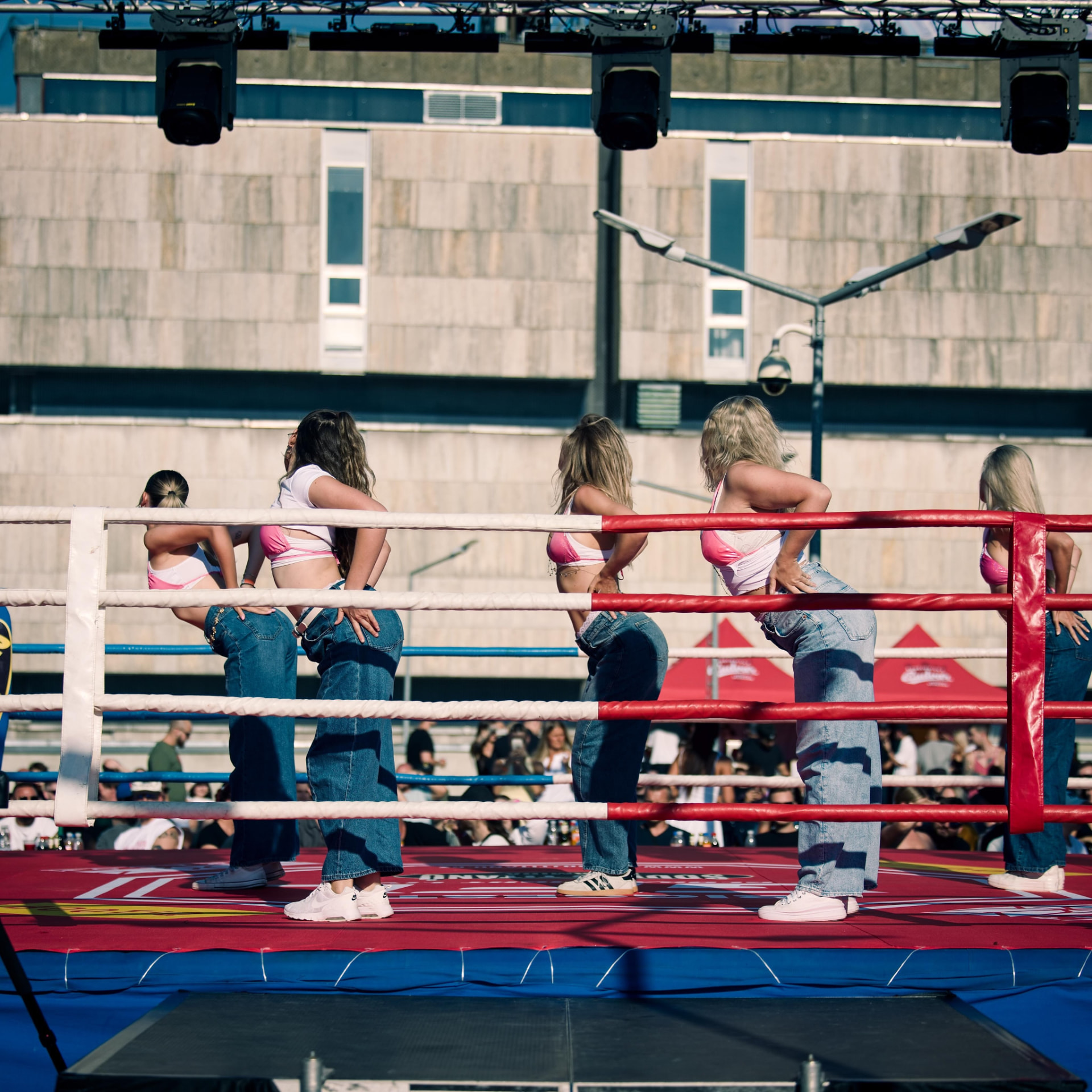 Ring girls v ringu mezi koly