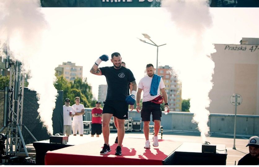 Nástup bojovníka v dýmu na akci O krále Budějc